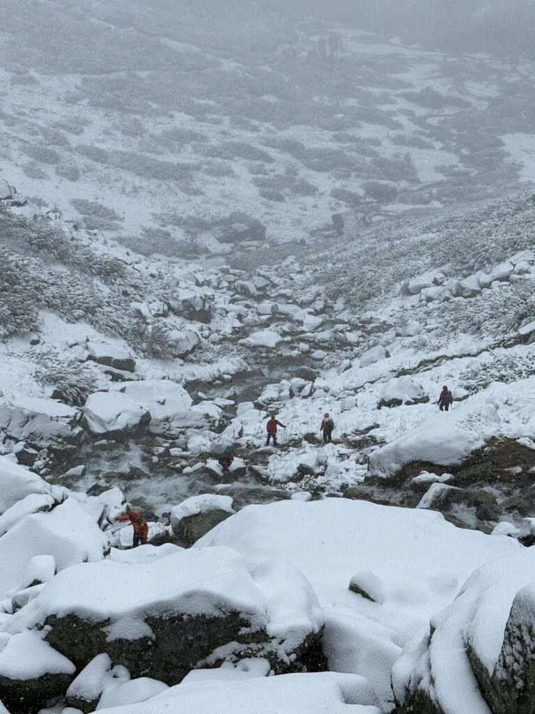 pátranie záchranármi HZS po nezvestnom popri rozvodnenom potoku v zasneženej doline