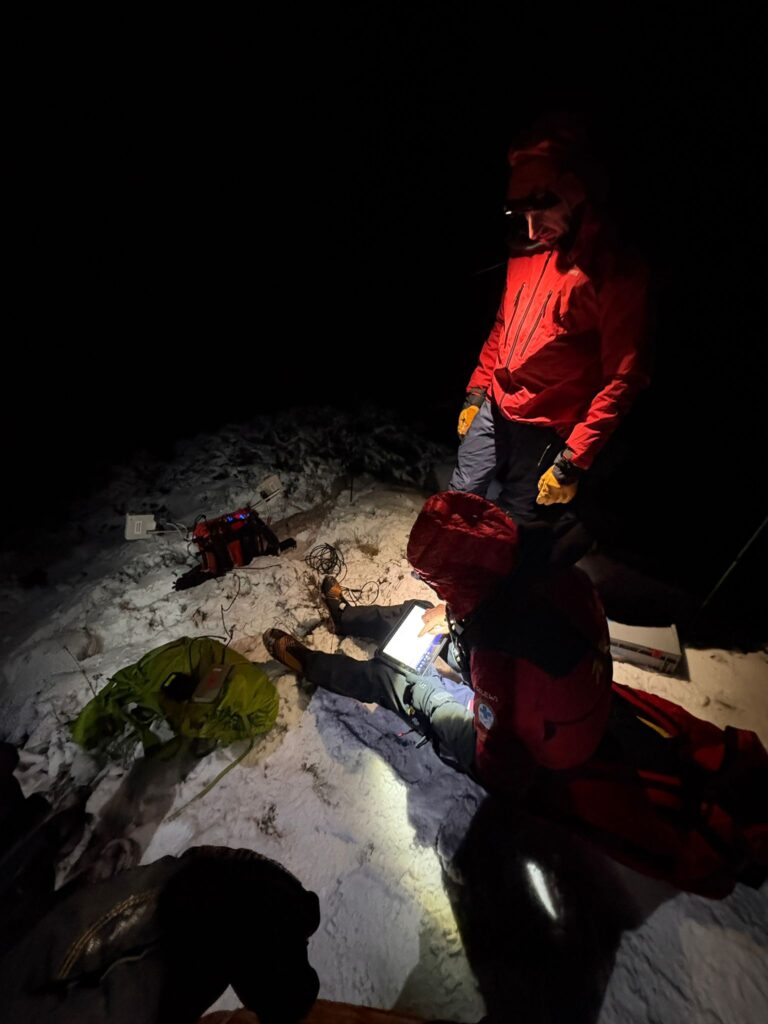 pátranie záchranármi HZS po nezvestnom v zasneženej doline s dronmi