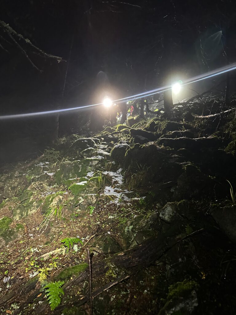 záchranári HZS sprevádzajú turistov nočným lesom