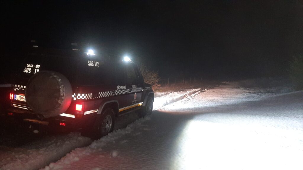 Záchranná akcia HZS - terénne vozidlo HZS za tmy, zimné poveternostné podmienky 
