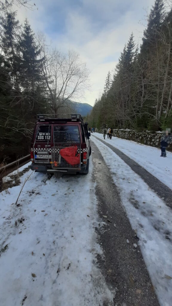 terénne vozidlo HZS na zasneženej ceste 