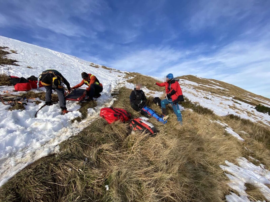 Záchranná akcia HZS - záchranári HZS ošetrujú pacienta s poranenou nohou pod Sedlom za Hromovým
