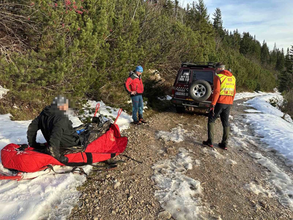 Záchranná akcia HZS - záchranári HZS transportovali pacienta na nosidlách k terénnemu vozidlu HZS
