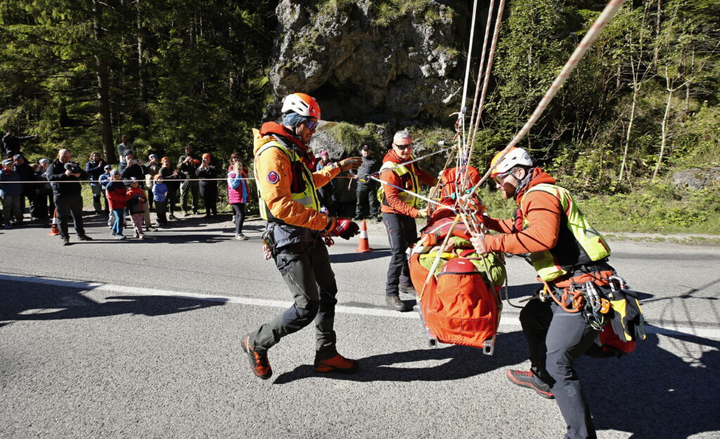 Z ukážok prác záchranárov HZS