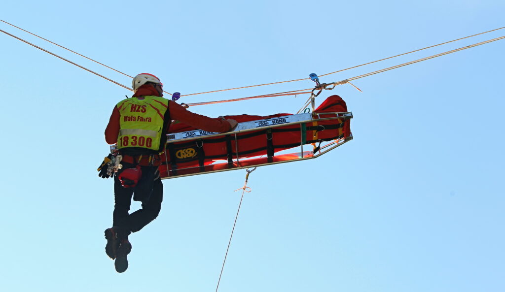 Z ukážok prác záchranárov HZS