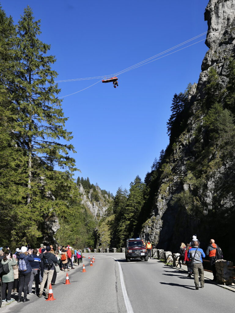 Z ukážok prác záchranárov HZS - lanovka