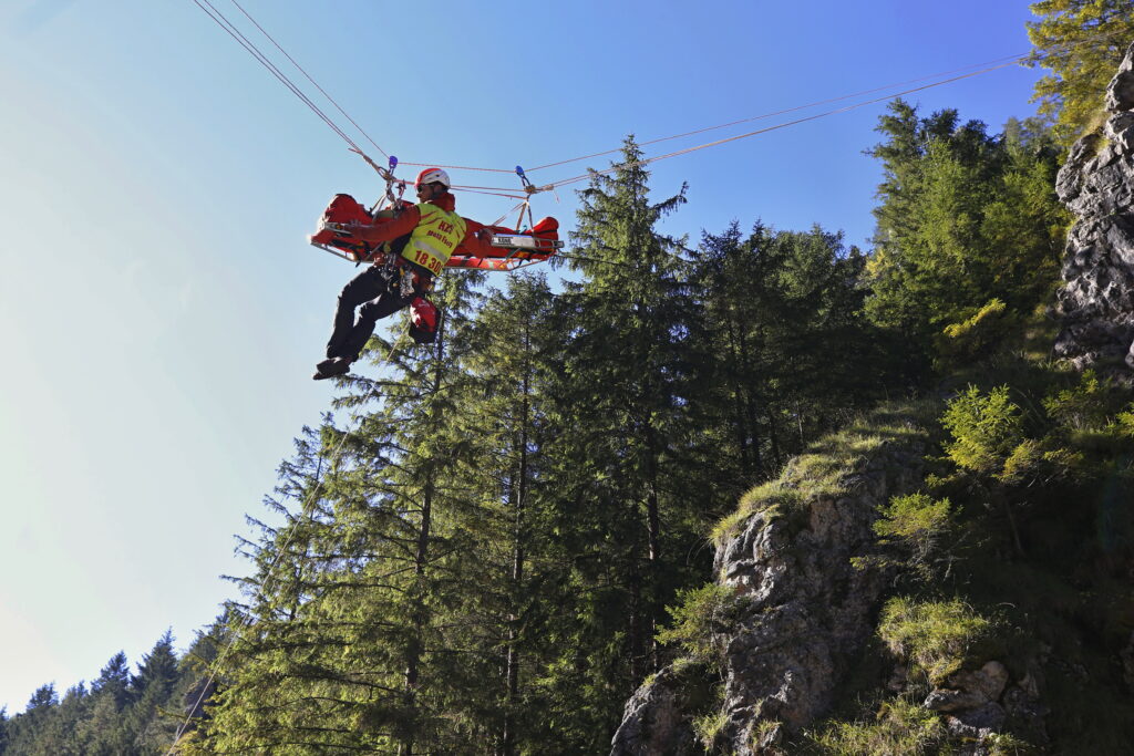 Z ukážok prác záchranárov HZS - lanovka