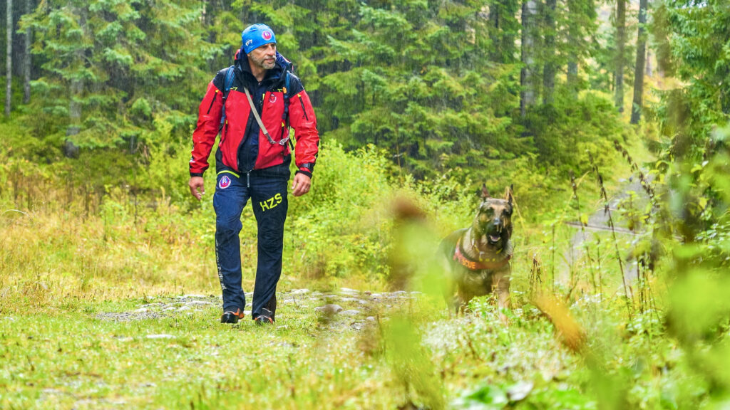 Kynologické preteky HZS - záchranár HZS so svojim psom v lesnom teréne 