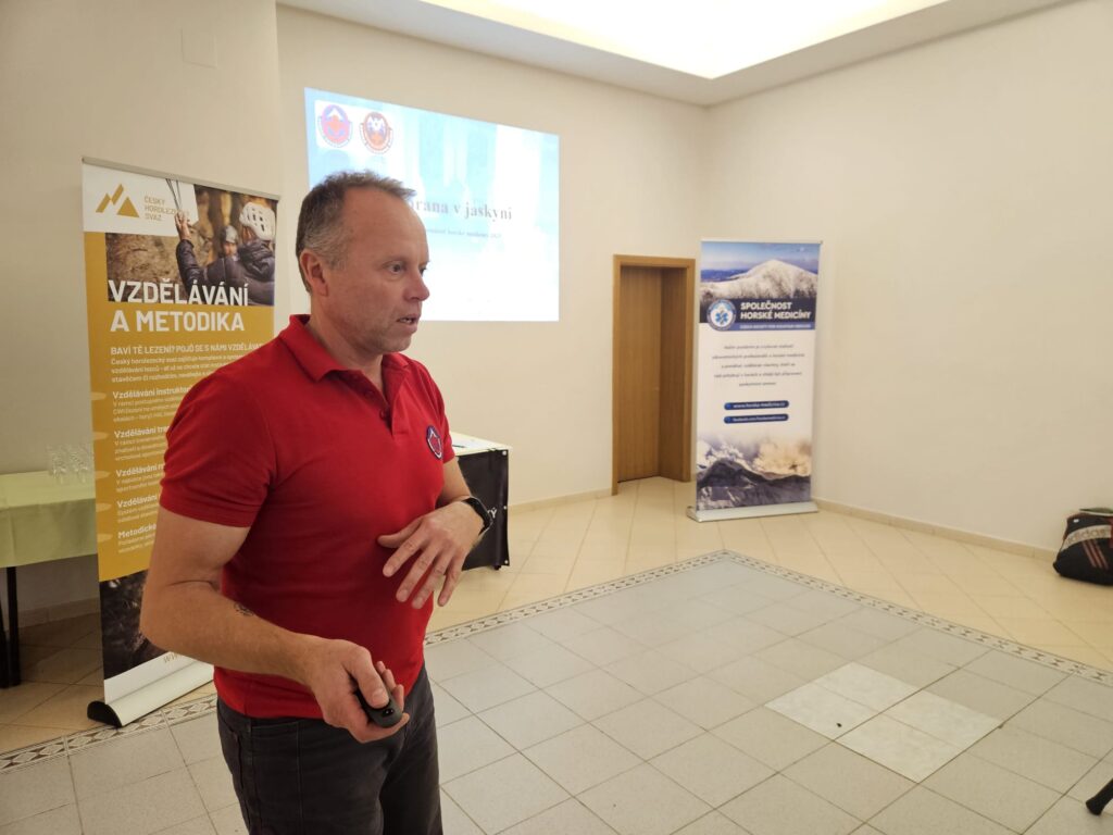 Ukažky práce záchranárov - prednáška o záchrane v jaskyni 