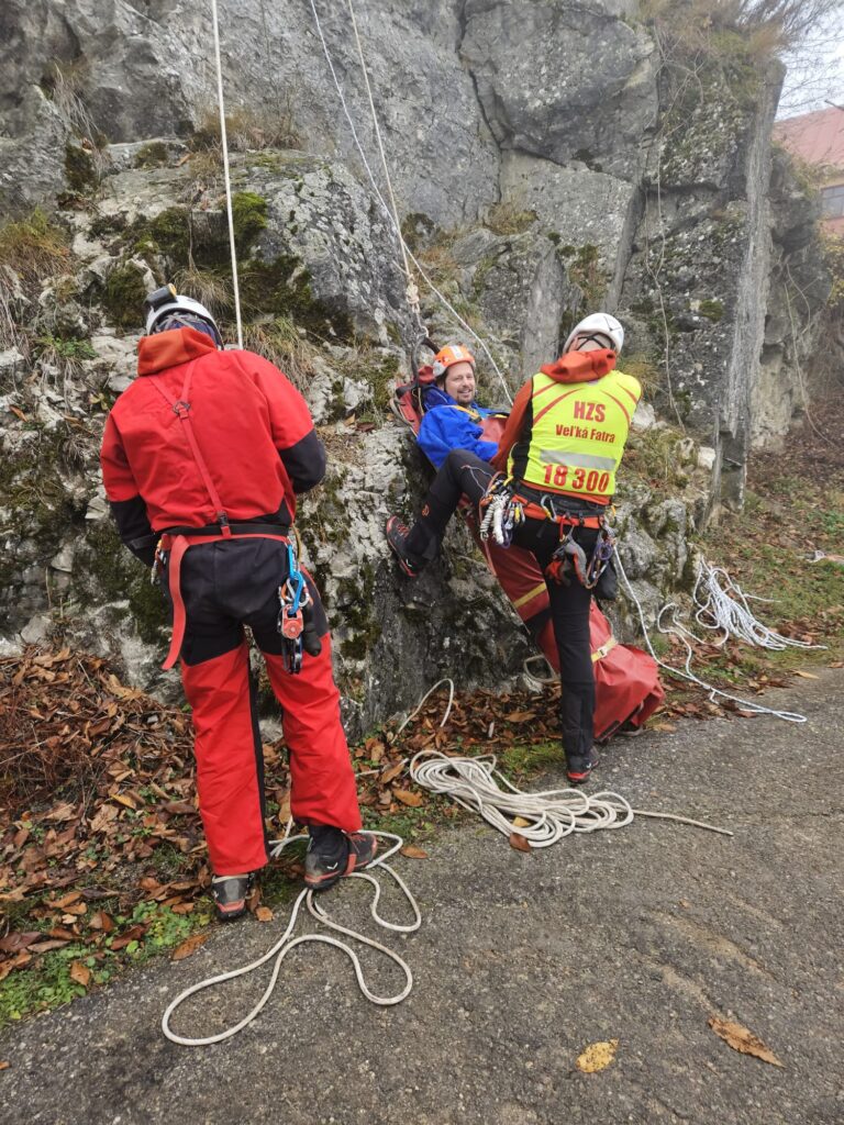 Ukažky práce záchranárov Ukažky práce záchranárov - transport na nosidlách vertikálne - pomocou lanovej techniky 