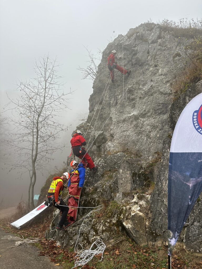 Ukažky práce záchranárov - transport na nosidlách vertikálne pomocou lanovej techniky 