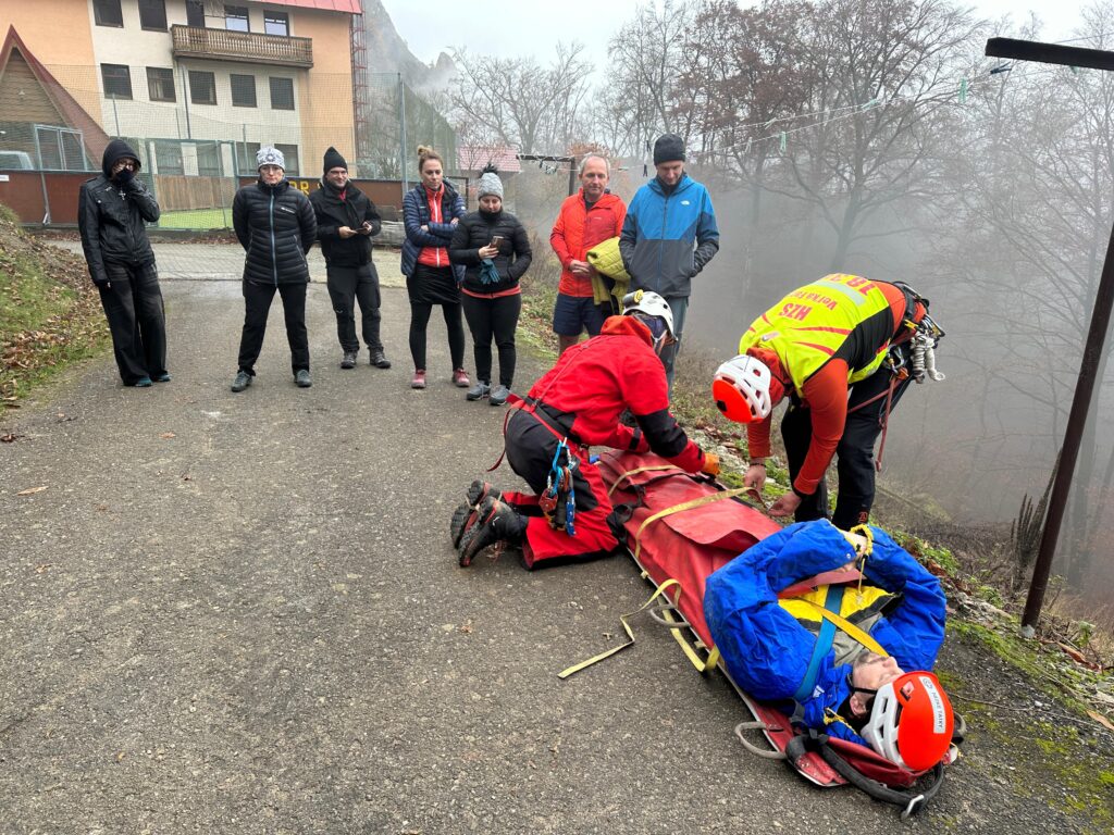 Ukažky práce záchranárov - transport na nosidlách 