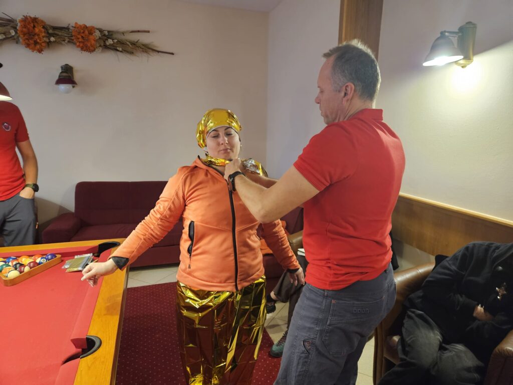 Ukažky práce záchranárov  pri poskytovaní prvej pomoci - zateplenie izotermickou fóliou 