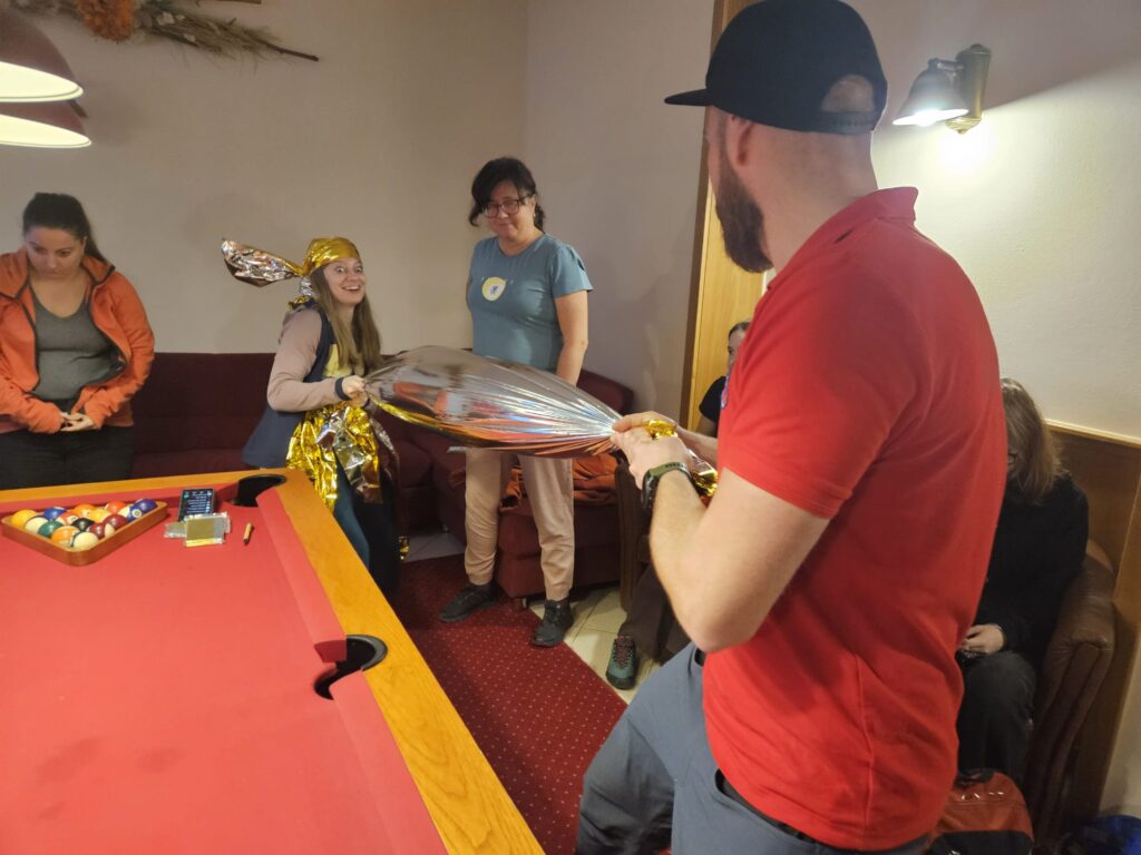 Ukažky práce záchranárov  pri poskytovaní prvej pomoci 