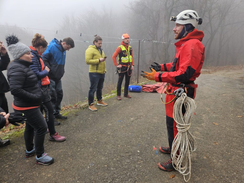 Ukažky práce záchranárov (so špecializáciou na jaskyniarstvo) 