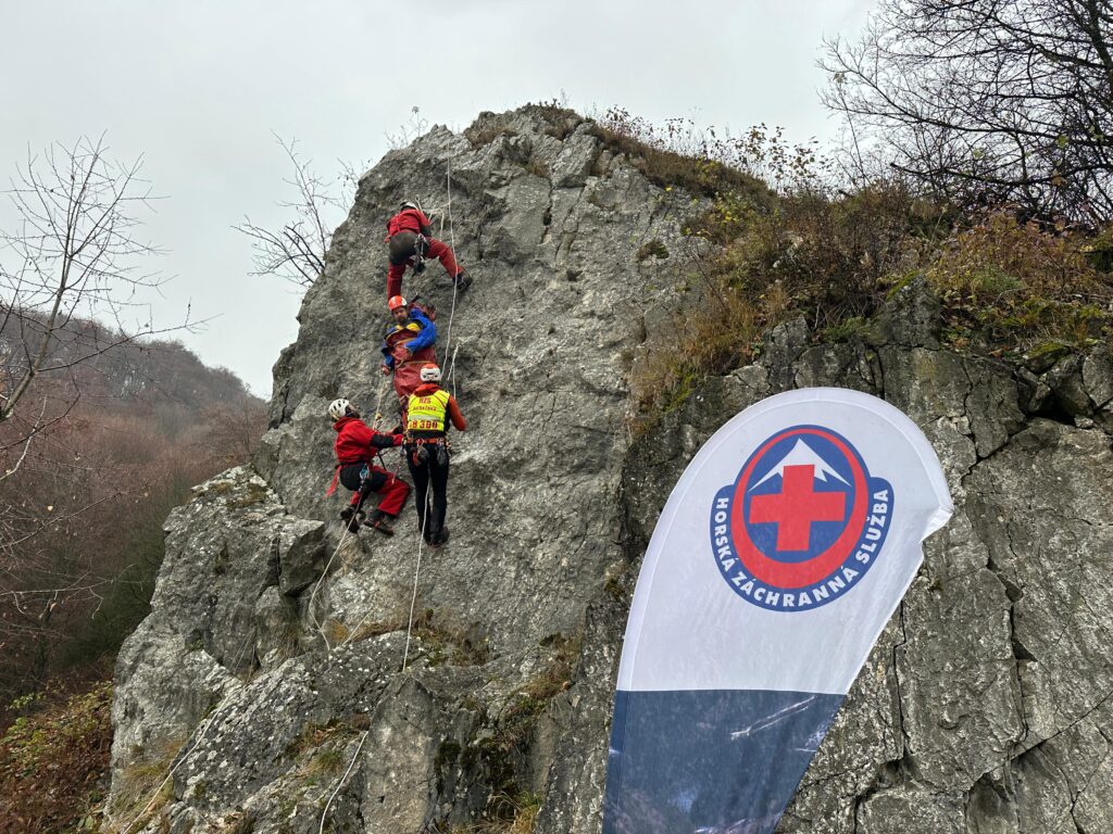 Ukažky práce záchranárov - transport na nosidlách vertikálne pomocou lanovej techniky 