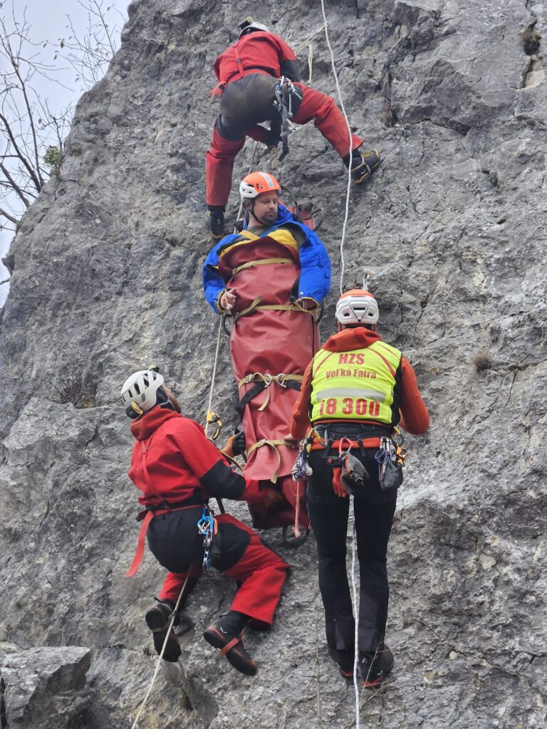 Ukažky práce záchranárov - transport na nosidlách vertikálne pomocou lanovej techniky 