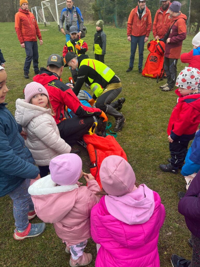 ukážka ošetrenia pacienta a poskytnutia prvej pomoci pre deti