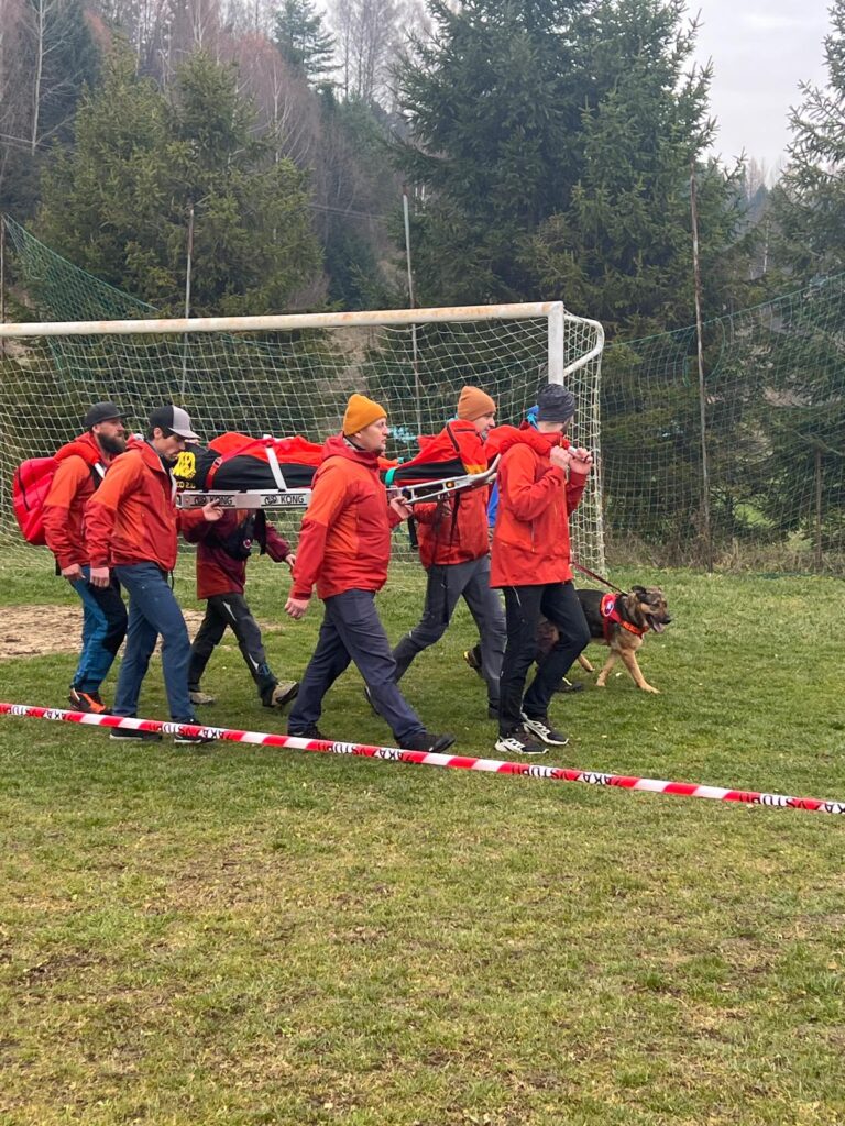 ukážka transportu pacienta na nosidlách