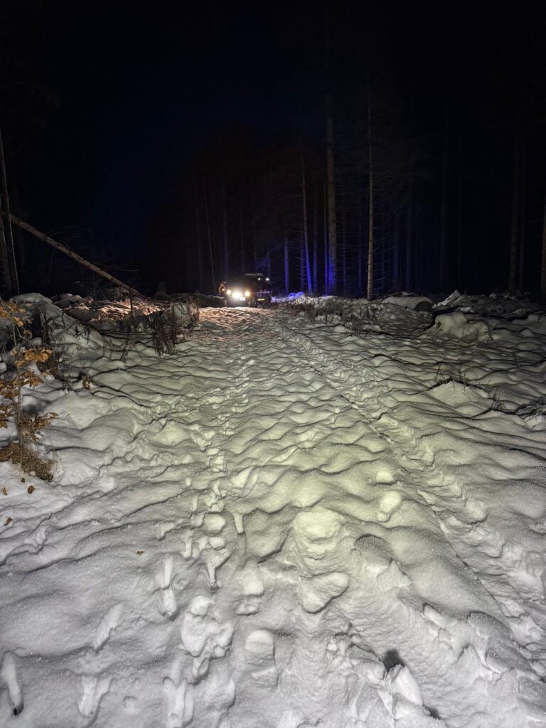 terénne vozidlo HZS v zasneženom lese