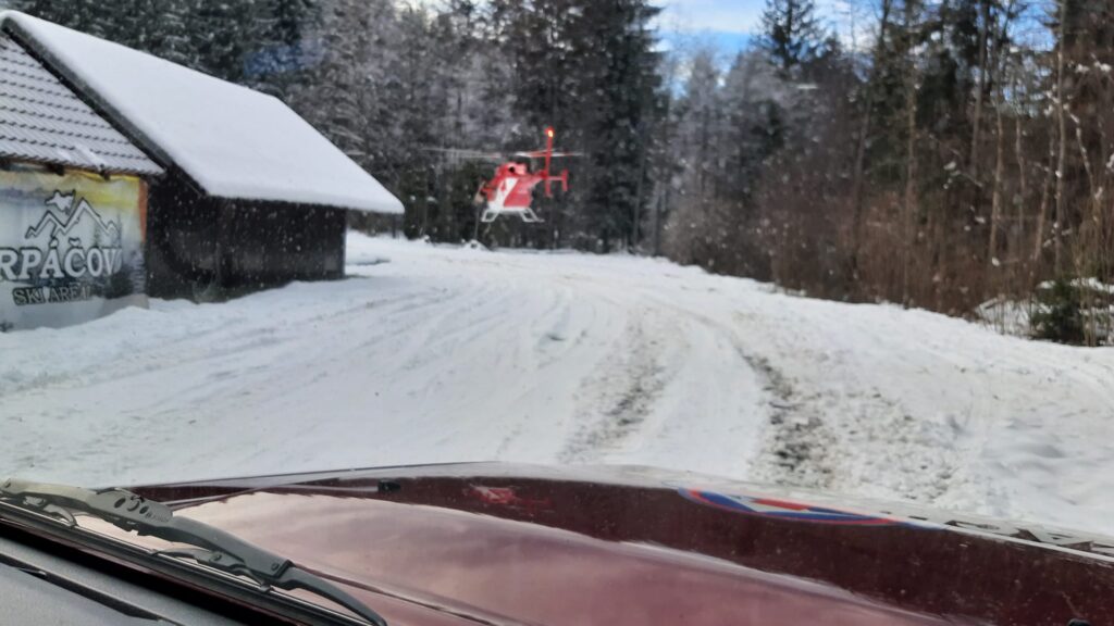 vrtuľníková záchranná zdravotná služba (ATE) pristáva