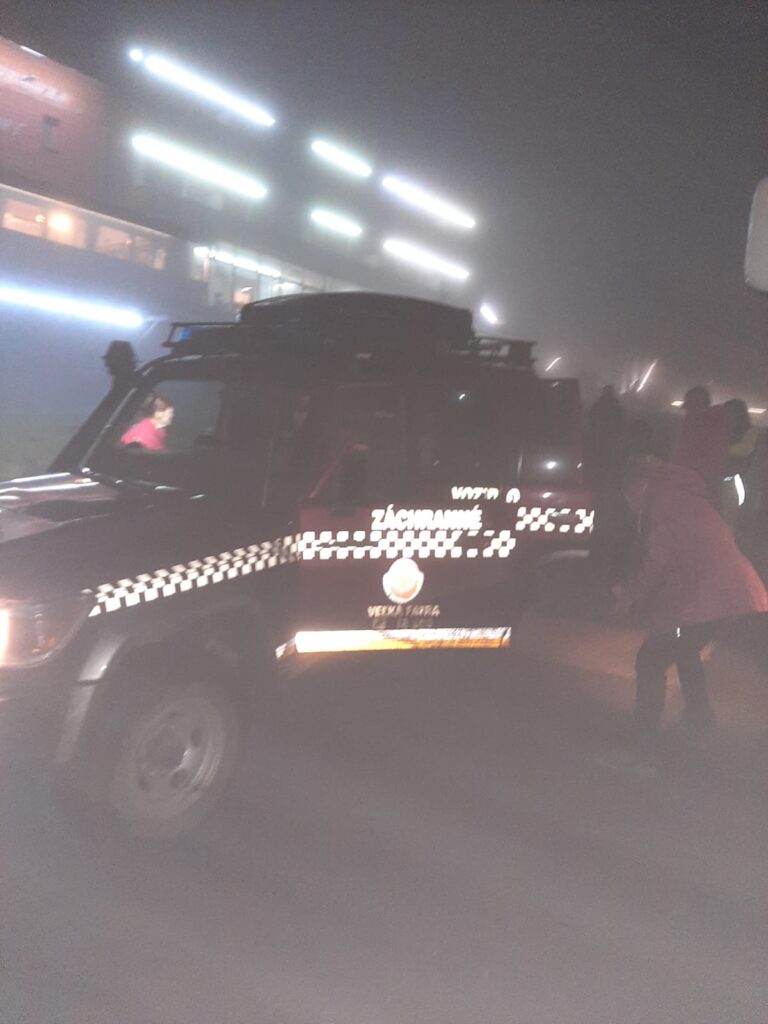 terénne vozidlo HZS na Skalku doviezlo zablúdených turistov 