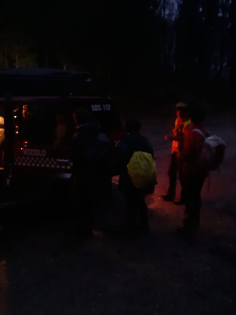 terénne vozidlo HZS na Skalku doviezlo zablúdených turistov 