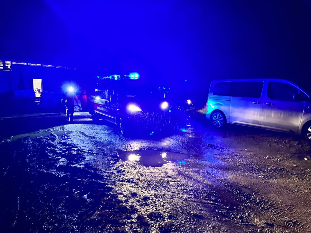 záchranné vozidlá v noci