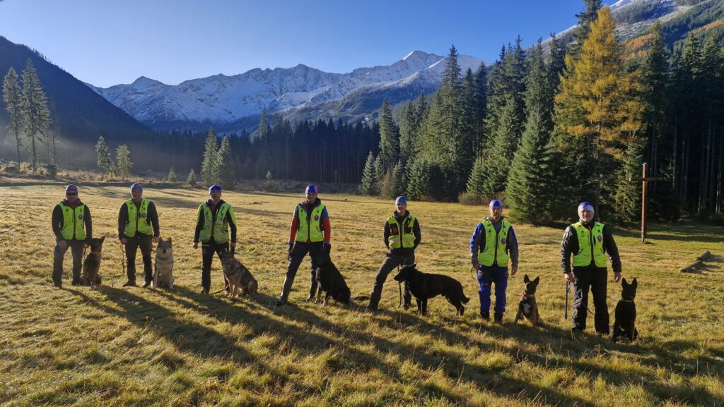 spoločná fotografia kynológov a služobných psov