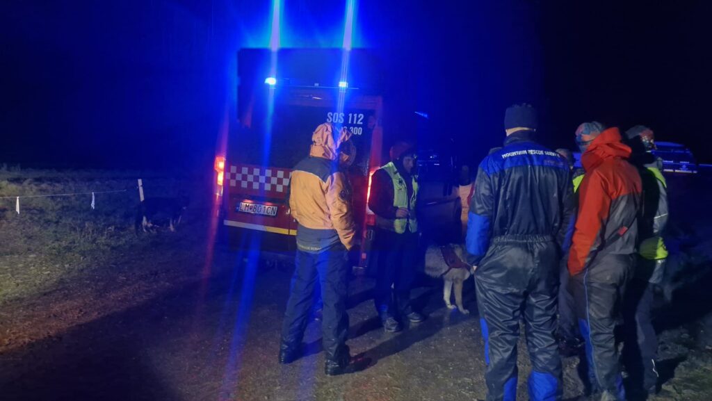 záchranné vozidlá spolu s kynológmi HZS - porada pred začatím záchrannej akcie