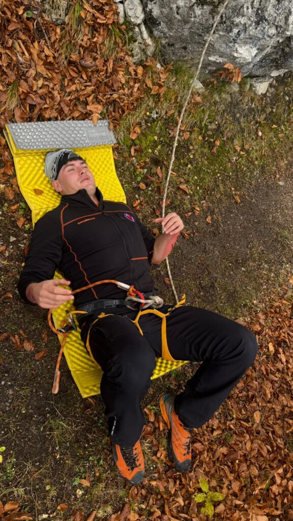 Ukažky zo simulácie záchrannej akcie - ošetrenie pacienta po páde z výšky (lesný robotník)