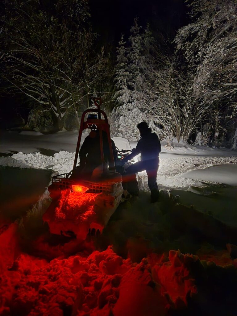 Zo záchrannej akcie v noci na snežnom skútri