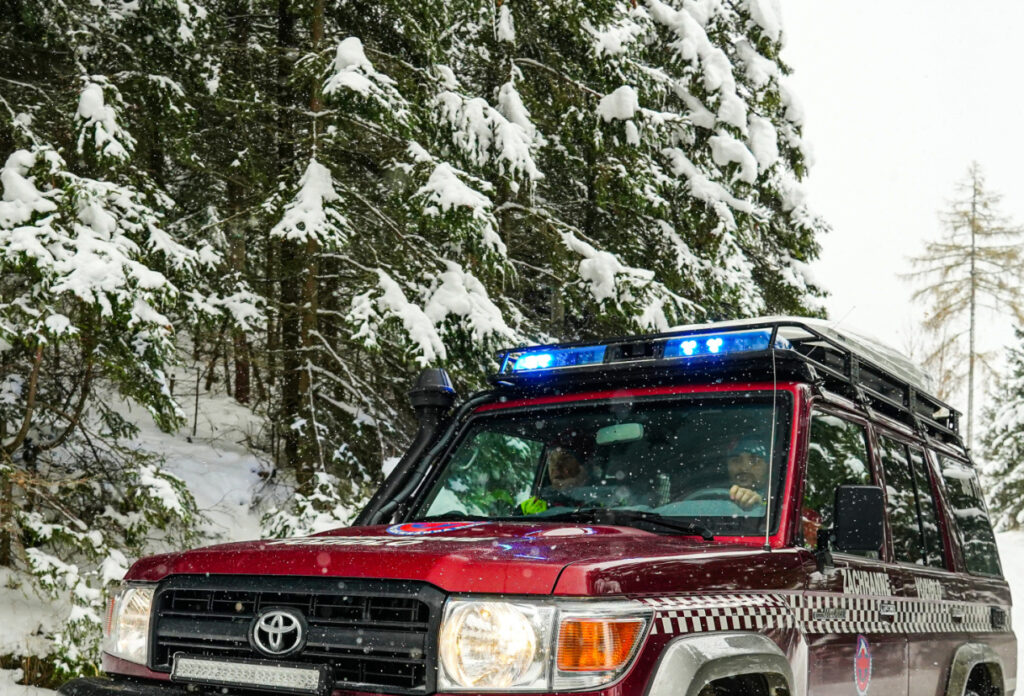 záchranné vozidlo HZS na zasneženej lesnej ceste