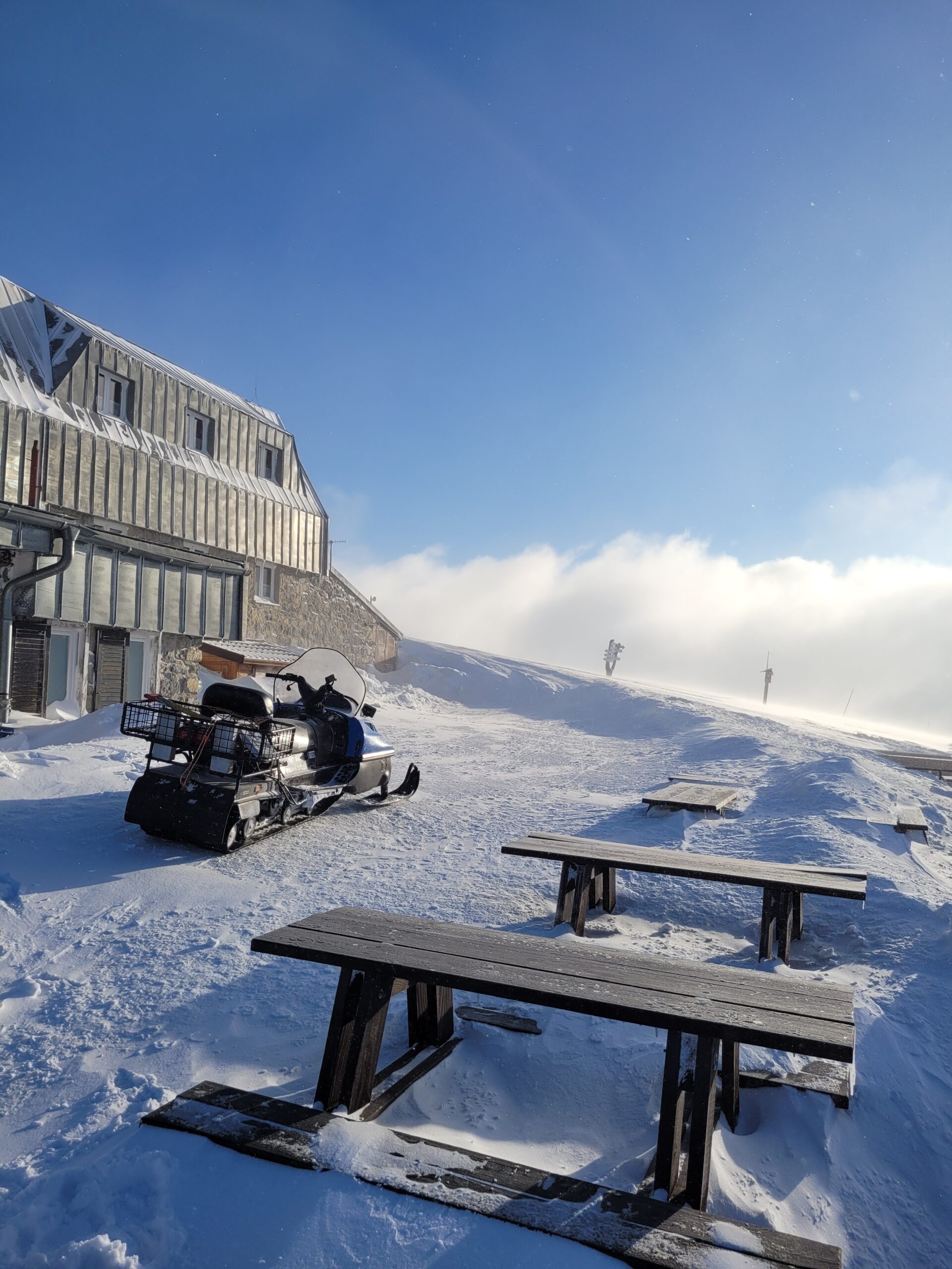 ilustračná fotografia - Chata M. R. Štefánika v zime, pred chatou záchranársky snežný skúter