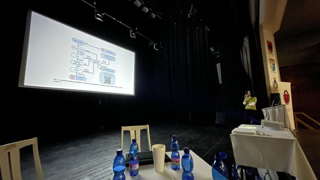 Prednášajúca na seminári Náhodnej hypotermie v horskom prostredí pred plátnom