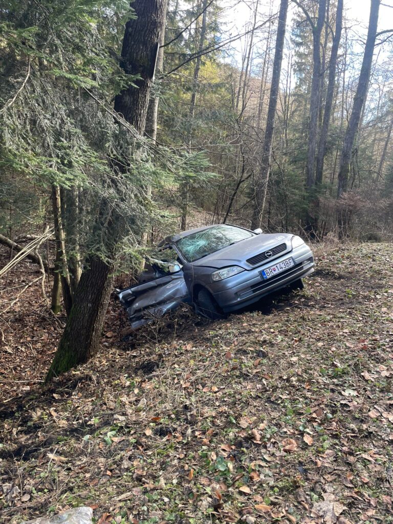 Rozbité auto v priekope