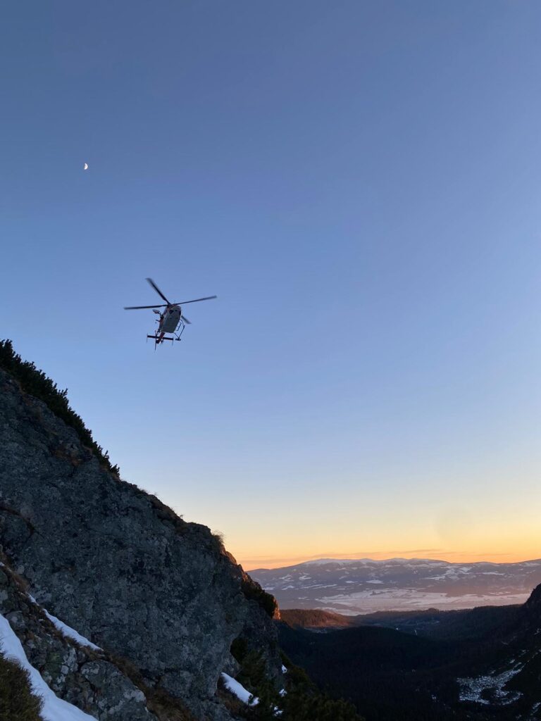 Vrtuľník v Mengusovskej doline nalietava k uviaznutému turistovi