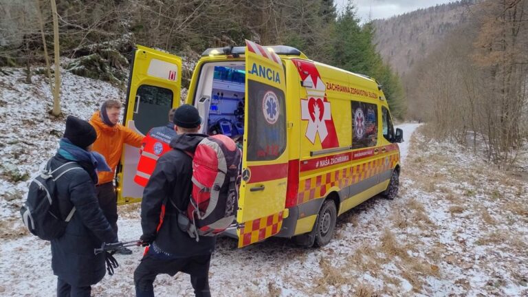 záchranár HZS odovzdáva pacientku záchranárom ZZS do sanitného vozidla