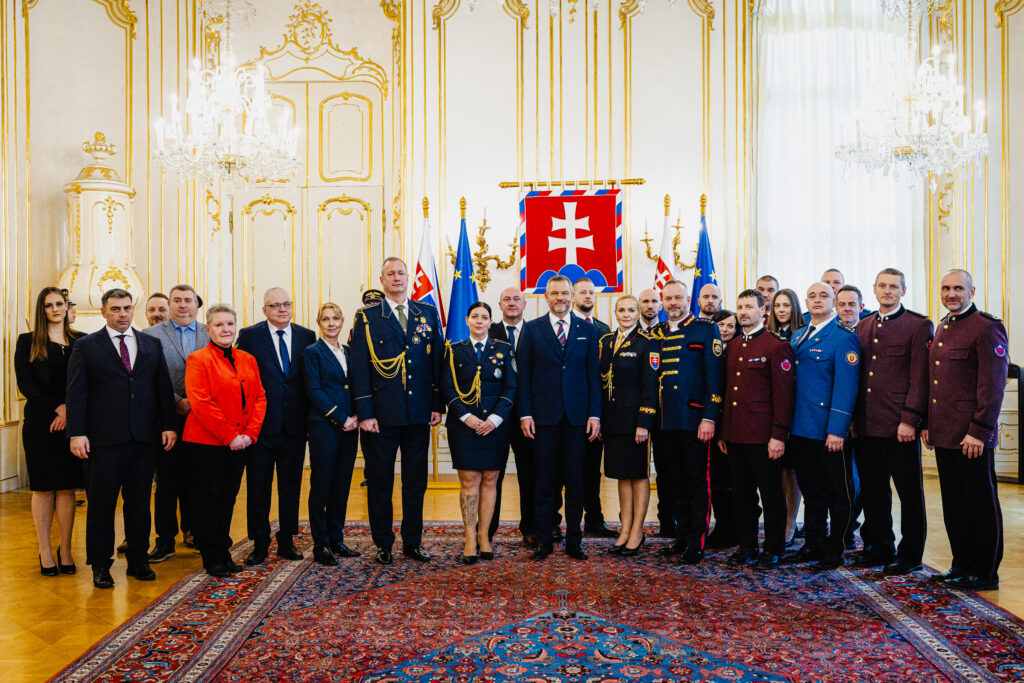  spoločná fotografia prezidenta SR so zástupcami záchranných a bezpečnostných zložiek v Prezidentskom paláci počas novoročného prijatia 