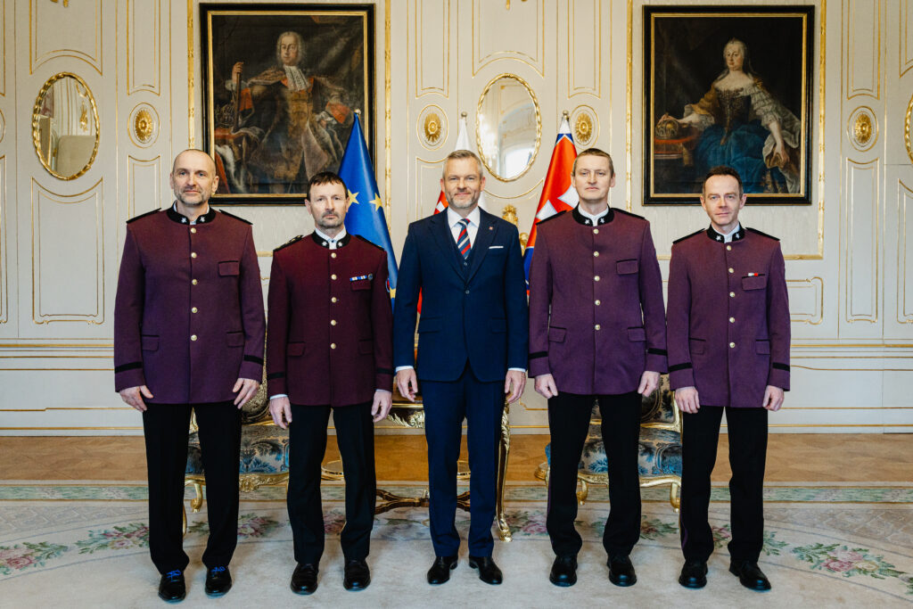 Prezident SR so zástupcami Horskej záchrannej služby v Prezidentskom paláci počas novoročného prijatia záchranných a bezpečnostných zložiek