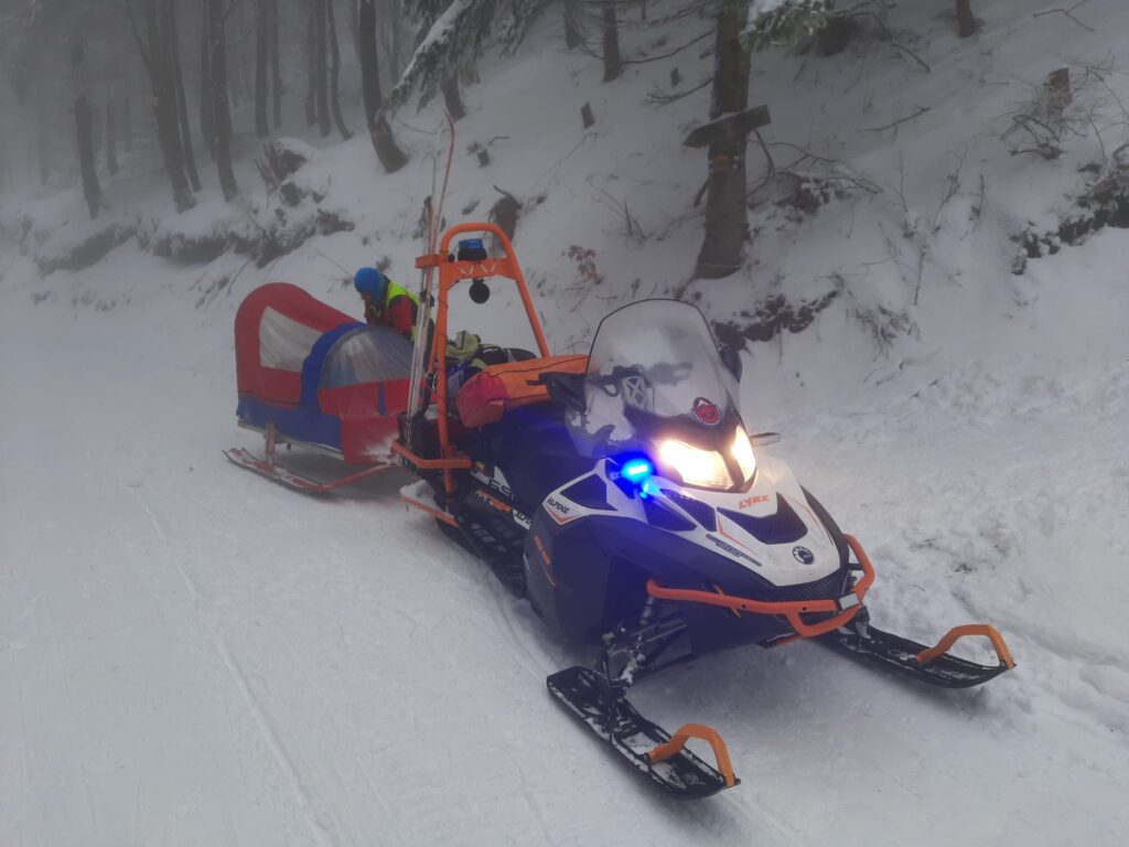 snežný skúter HZS na lesnej ceste