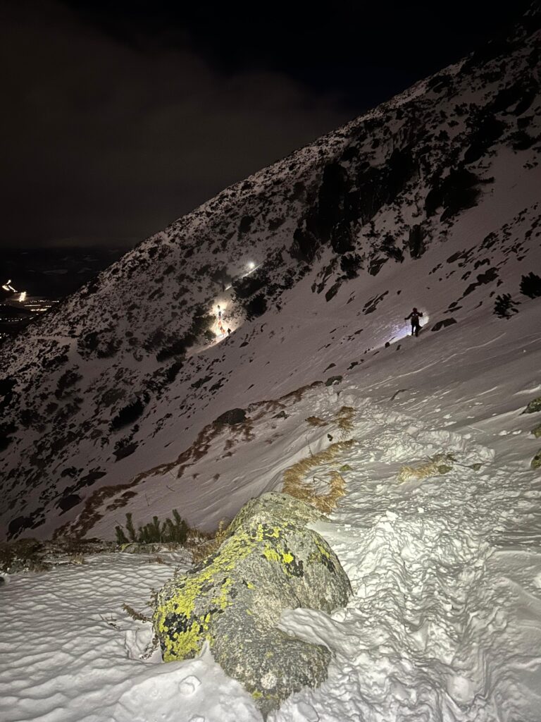 Horskí záchranári pri traverze hrebeňa Končistej