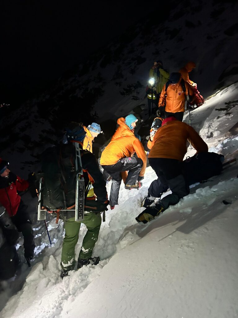 Horskí záchranári ošetrujú turistu