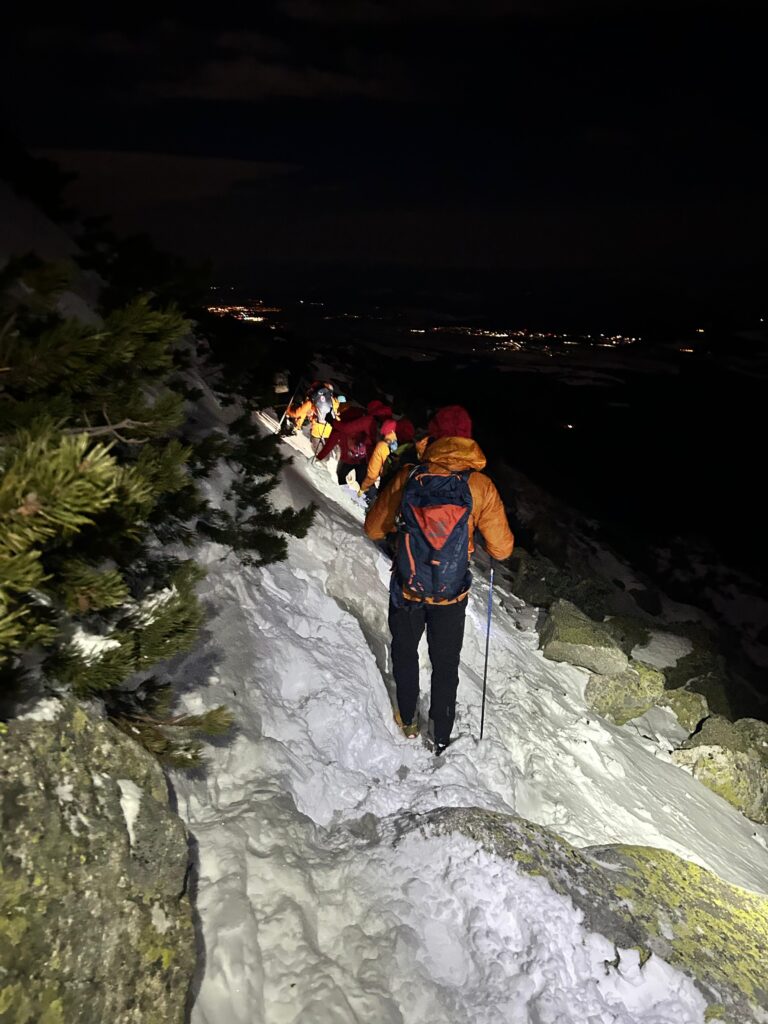 Horskí záchranári pri transporte nočnou a zasneženou horskou oblasťou