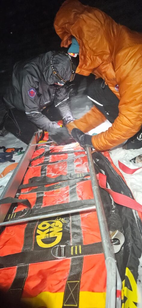 Horskí záchranári rozkladajú nosidlá KONG na transport pacienta