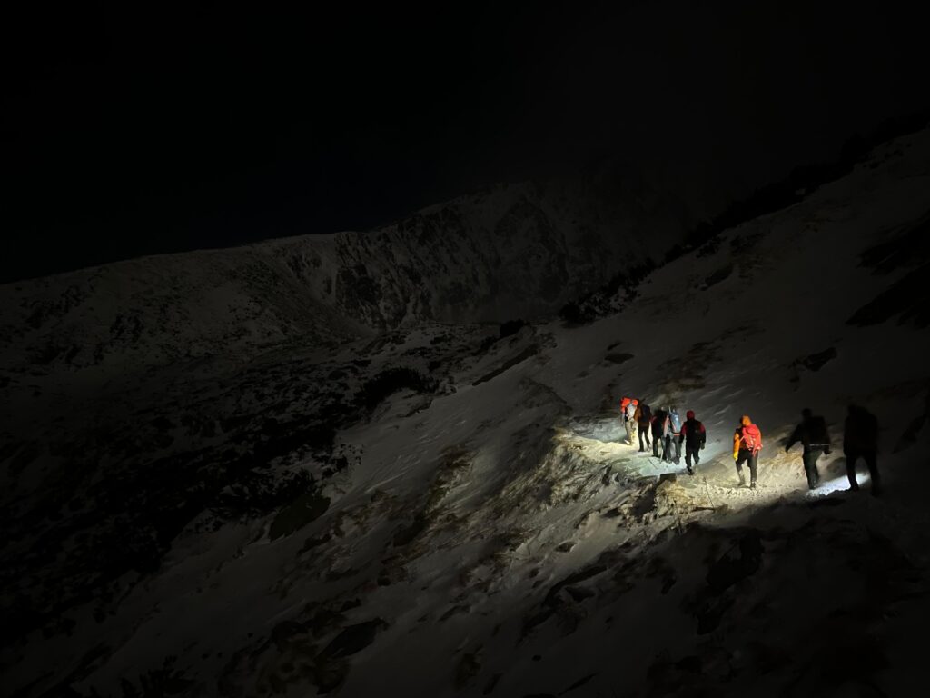 Horskí záchranári na zasneženom chodníku pred Batizovským plesom