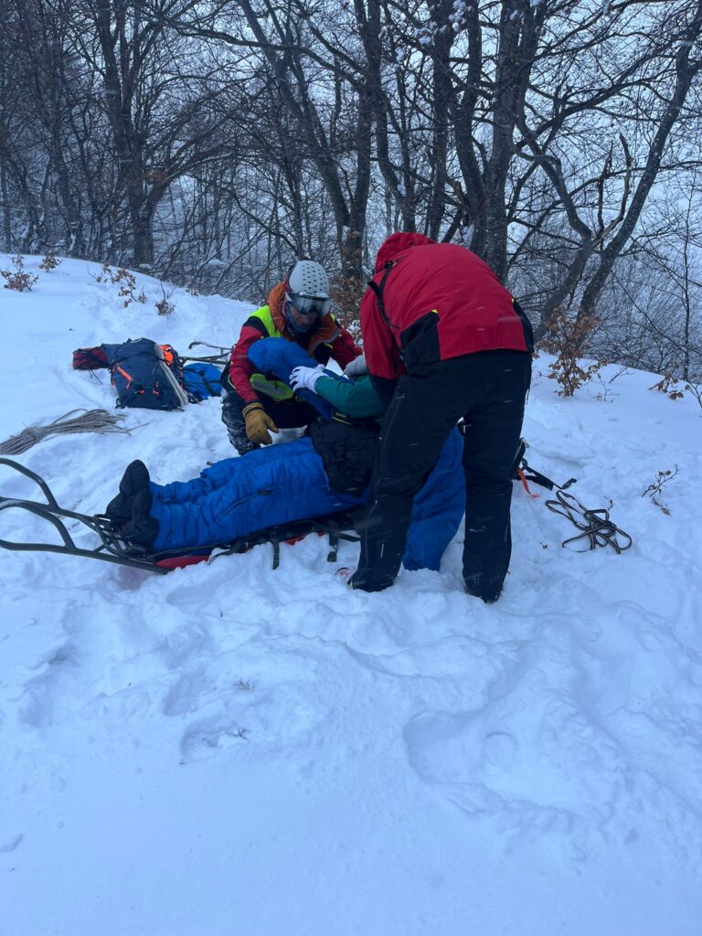 Horskí záchranári pri pacientke