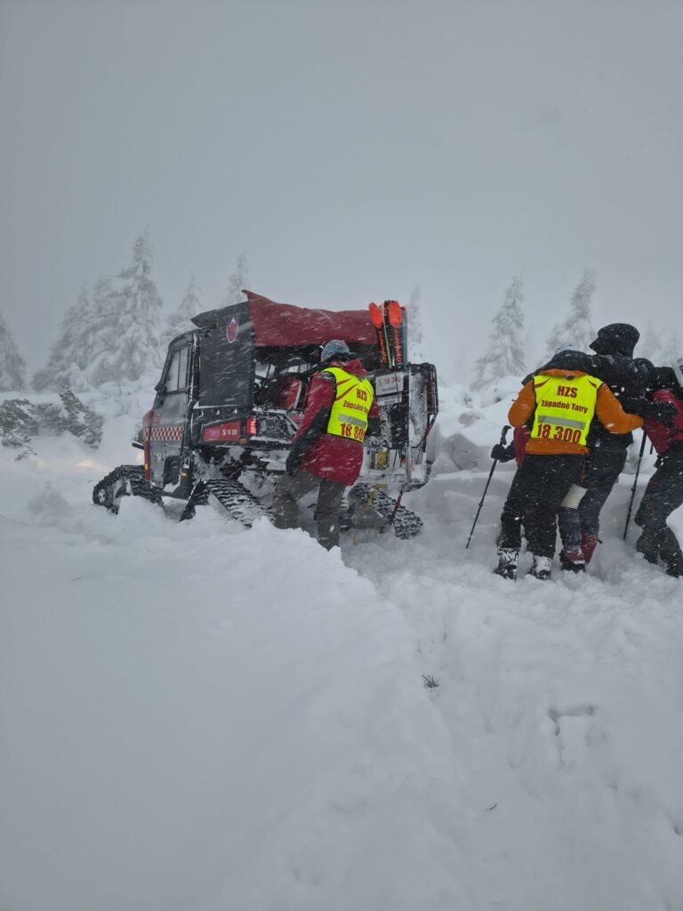 presun pacienta záchranármi HZS do pásovej štvorkolky