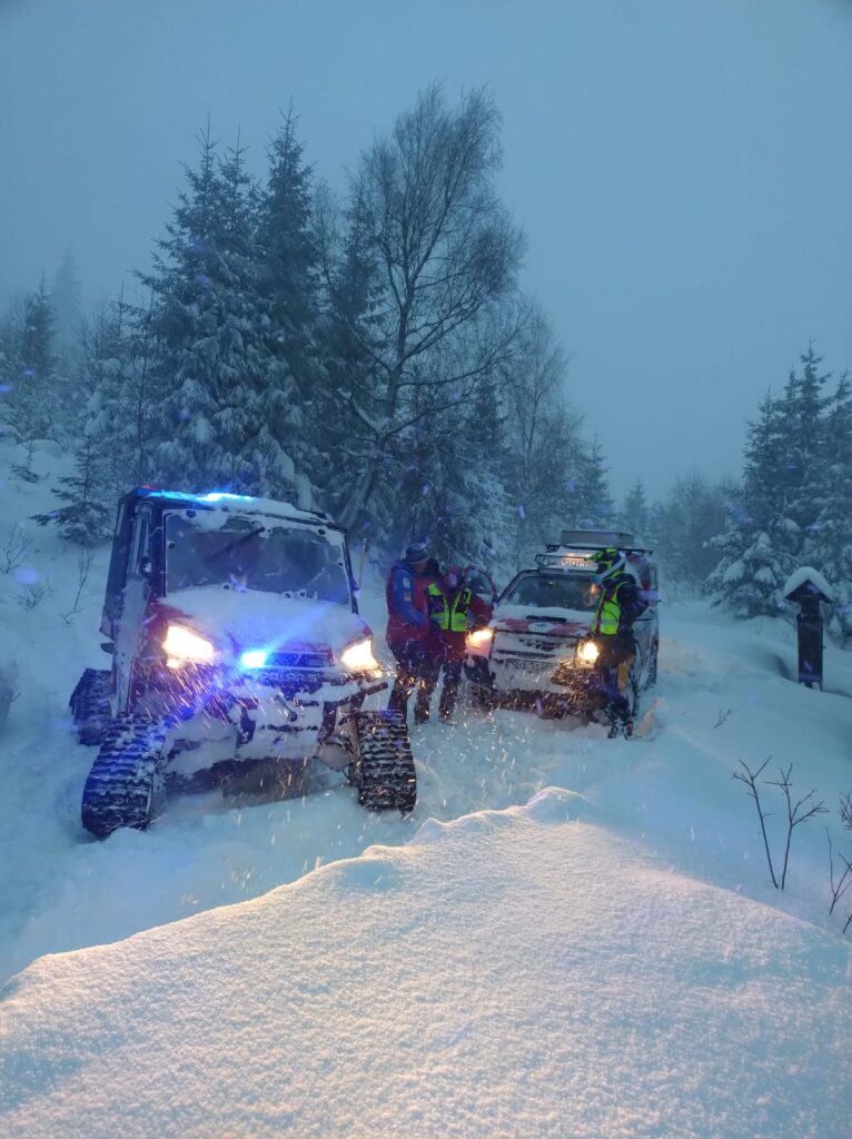 presun pacienta z pásovej štvorkolky HZS zo vozidla GOPR