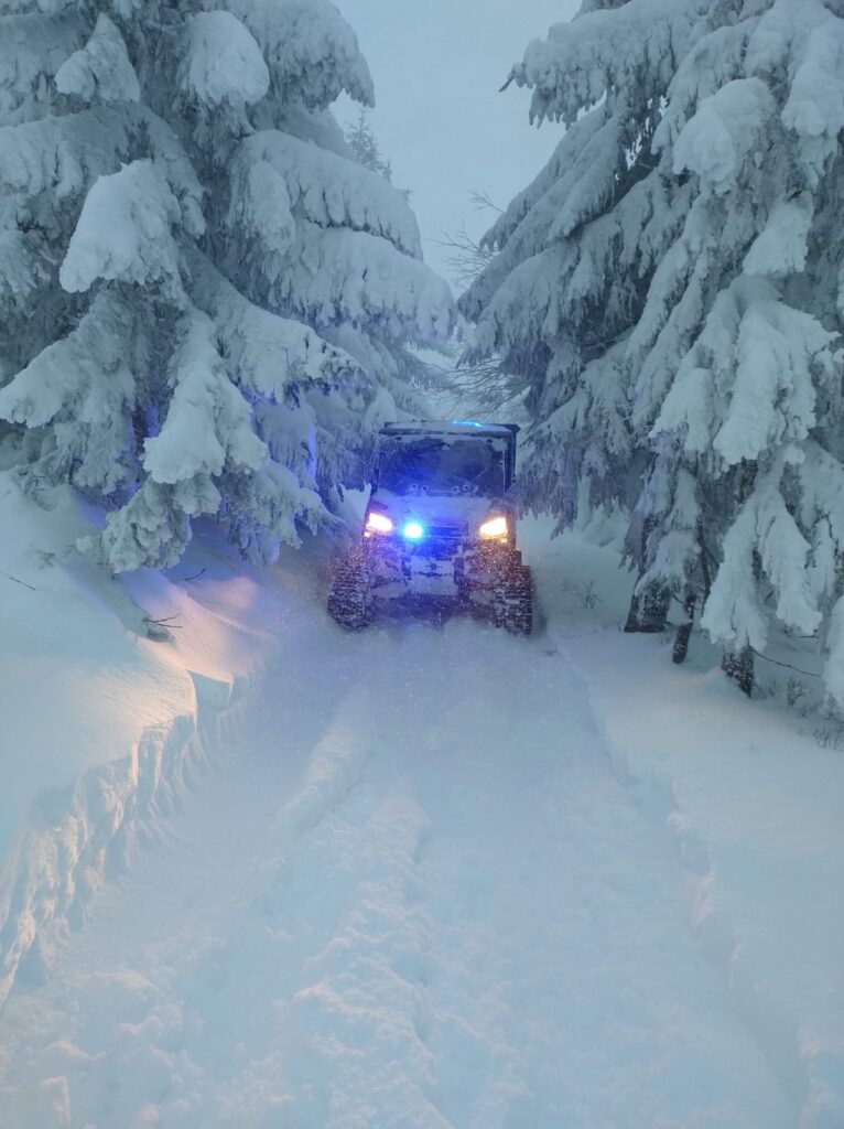 transport pacienta pásovou štvorkolkou HZS zasneženým lesom